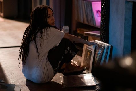 Rob Brooks High Fidelity Outfits, Rob Brooks Aesthetic, Rob High Fidelity Aesthetic, Rob Brooks Outfits, Zoe Kravitz High Fidelity, Rob Brooks, Loafers And Socks, Zoe Isabella Kravitz, Nick Hornby