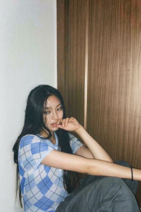 Hyein Full Body Pic, Hyein Wallpaper Aesthetic, Hyein Newjeans Wallpapers, Hyein Fashion, Hyein Wallpapers, Hyein Wallpaper, Lee Hyein, Hyein Newjeans, New Jeans Style