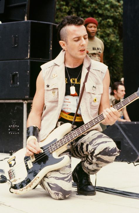 JOE STRUMMER (1952-2002), British punk rocker, frontman for The Clash: Born in… Combat Rock, Garage Punk, Cultura Punk, Estilo Punk Rock, New Wave Music, British Punk, Life Moves Pretty Fast, Punk Jackets, Joe Strummer