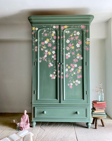 Green hand painted wardrobe with blossom detailing Cupboard Painting, Painted Wardrobe, Painted Cupboards, Hemma Diy, Diy Furniture Renovation, Hus Inspiration, Furniture Renovation, Restaurant Furniture, Hem Design