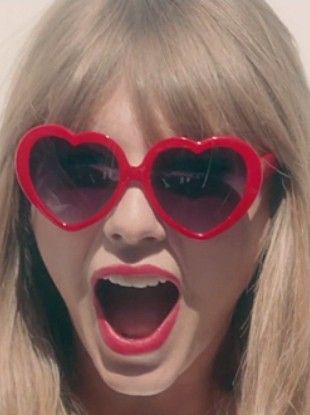 Taylor Swift Wearing Red, Red Heart Shaped Sunglasses, Red Sunnies, Taylor Swift 22, Glasses Outfit, Taylor Swift Party, Heart Glasses, Taylor Swift Red, Taylor Swift Outfits