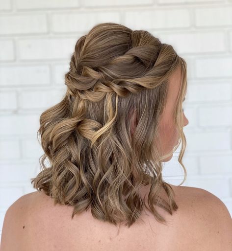 Half Up Hair Do, Half Up Half Down Short Hair, Bridal Hair Half Up, Half Updo Hairstyles, Prom Hair Medium, Summer Magic, Bridesmaid Hair Medium Length, Half Up Half Down Hair Prom, Bridesmaid Hair Makeup