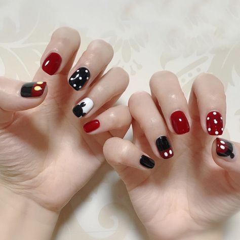 Mickey Mouse Manicure Ideas, Nail Mickey Mouse Design, Mickey Mouse Short Nails, Mickey Mouse Nail Art Design, Mickey Nail Art Simple, Mickey Mouse Nails Simple, Nail Mickey Mouse, Mickey And Friends Nails, Nails For Students