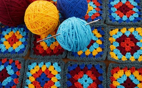 Crochet A Granny Square, Change Colors In Crochet, Crochet Granny Square Tutorial, Crochet Artist, Crochet Granny Squares, Complex Patterns, Crochet Placemat Patterns, Crochet Classes, Textile Crafts