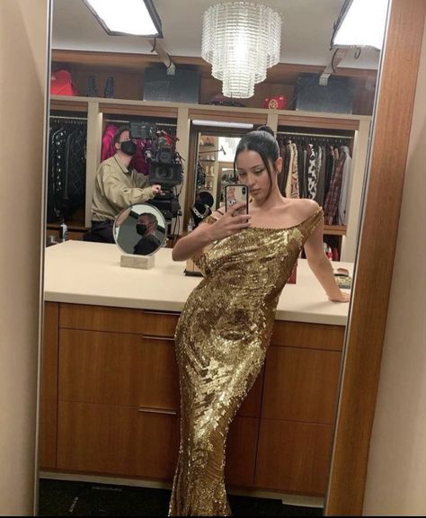 Maddy perez alexa demie euphoria fashion makeup hair dress season 2 hbo zendaya Prom Dresses, Maddy Perez, Euphoria Fashion, Alexa Demie, Gold Dress, Playing Dress Up, One Shoulder Formal Dress, Formal Dresses Long, Vintage Outfits