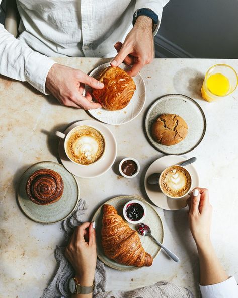 Top 5 restaurant photography tips — a vegan food photography and styling blog Breakfast Shot, Dining With Friends, Food Photography Fruit, Vegan Food Photography, Breakfast Photography, Breakfast Photo, Food Art Photography, Dinner Restaurants, Restaurant Photography