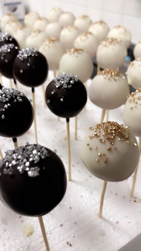 Black And Gold Cake Pops Birthdays, Birthday Cake Pops For Him, Gold And Black New Years Party, 40th Dessert Table Ideas, Black Gold Cake Pops, Black White Gold Birthday Party, Nye Cake Pops, Black White Gold And Silver Party Decorations, Silver Gold And Black Party Decor