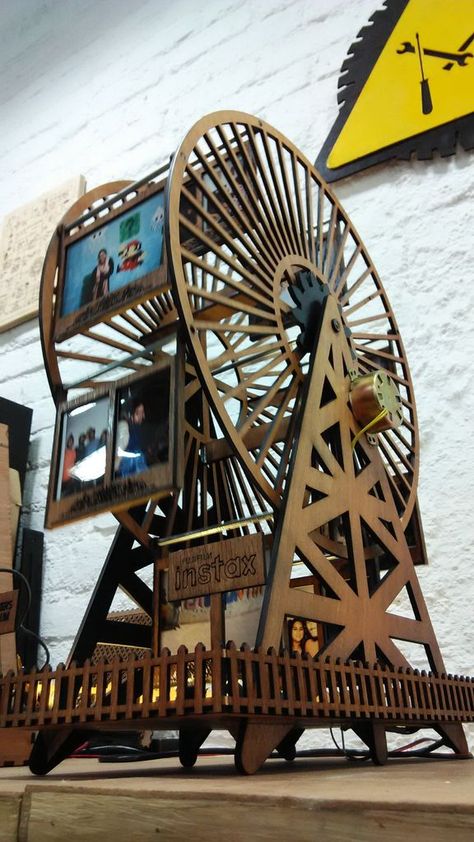 DIY Ferris Wheel Photo Frame Frame Crafts, Ferris Wheel Photo Frame, Diy Ferris Wheel, Diy Photo Frames, Gravure Laser, Black Spray Paint, Diy Picture Frames, Family Diy, Diy Photo