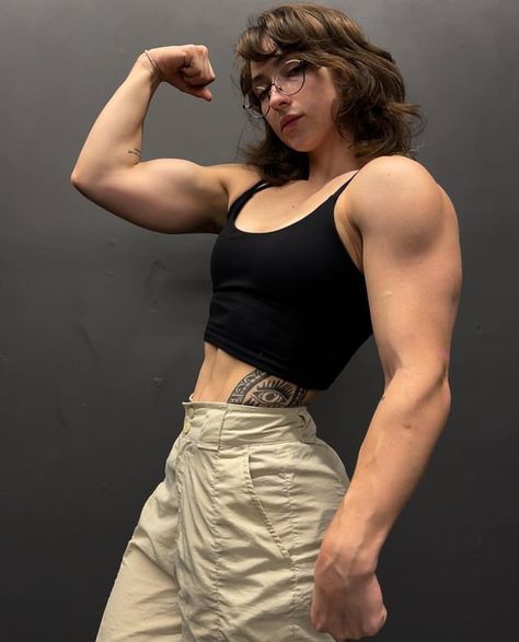 Strong Woman Reference Pose, Buff Woman Outfit, Female Muscular Body Reference, Muscular Body Type Women Drawing, Muscular Body Type Reference, Women With Muscles Reference, Buff Japanese Woman, Outfits For Buff Women, Woman Muscle Reference