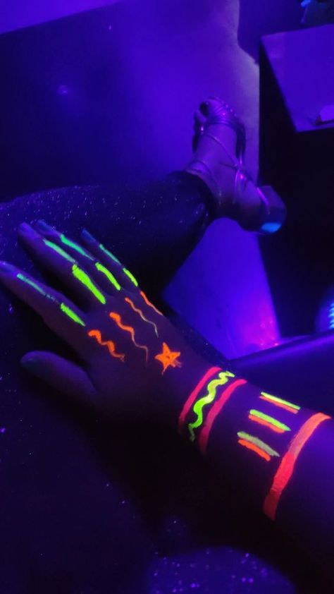 Glow In The Dark Face Paint Ideas Easy, Glow In The Dark Body Painting, Glow In The Dark Face Paint Ideas, Neon Face Paint Ideas Simple, Glow Party Makeup, Black Light Party Outfit, Pintura Facial Neon, Rave Party Theme, Neon Face Paint Ideas