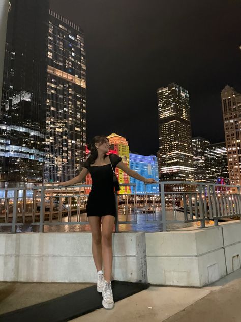 Picture Poses New York, Insta Photo Ideas Airport, City Photo Poses Ideas, Chicago Outfit Aesthetic, Downtown Poses Picture Ideas, Instagram Picture Ideas City Night, Nighttime Routine Aesthetic Pictures, Instagram Poses Pictures Baddie, Squating Poses For Pictures