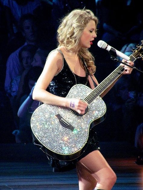 Taylor Swift Sparkly Guitar 💖 Taylor Swift Twitter, Taylor Swift Guitar, Taylor Guitars, Taylor Guitar, Taylor Swift Speak Now, Estilo Taylor Swift, Taylor Swift Fearless, Celebrity Look Alike, Taylor Swift Music