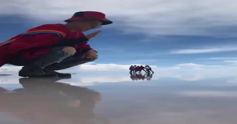 Giant man traps helpless tourists : gifs Travel Video Ideas, Forced Perspective Photography, Bolivia Salt Flats, Video Sport, Optical Illusion Tattoo, Uyuni Bolivia, Salt Flat, Forced Perspective, Perspective Photography