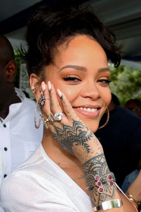 Rihanna makeup Rihanna Hand Tattoo, Rihanna Tattoo, Henne Tattoo, Rihanna Makeup, Mode Rihanna, Rihanna Outfits, Rihanna Looks, Rihanna Riri, Rihanna Style