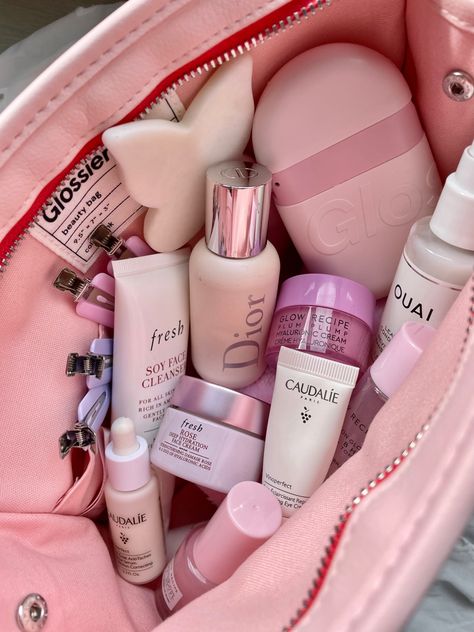 that girl skincare makeup bag inspo it girl products inspiration skincare routine Light Pink Skincare, That Girl Skincare, Princess Skincare, Pink Aesthetic Skincare, Soft Girl Lifestyle, Skincare Girl, Glossier Beauty, Girl Skincare, Pink Skincare