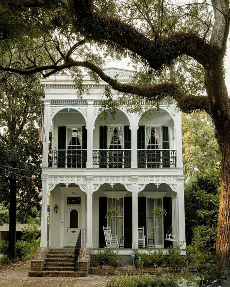 19th Century Double-Gallery House In New Orleans, Louisiana Residence Architecture, Victorian Townhouse, Casas The Sims 4, New Orleans Homes, Casa Vintage, Corner House, Stone Cottage, Sims House, Pretty House