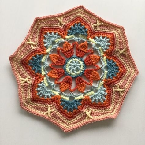 Hello. Can anyone please provide written patterns of the Persian tile pattern. I am not being able to find it anywhere and every time I open Ravelry it crashes. I even have a diagram but I'm not being able to understand it as I'm used to written patterns. Even if someone can translate it would... Patchwork, Couture, Persian Tiles Crochet, Granny Square Top, Persian Tiles, Cozy Ideas, Easy Granny Square, Crochet Cushion Cover, Crochet Mandala Pattern