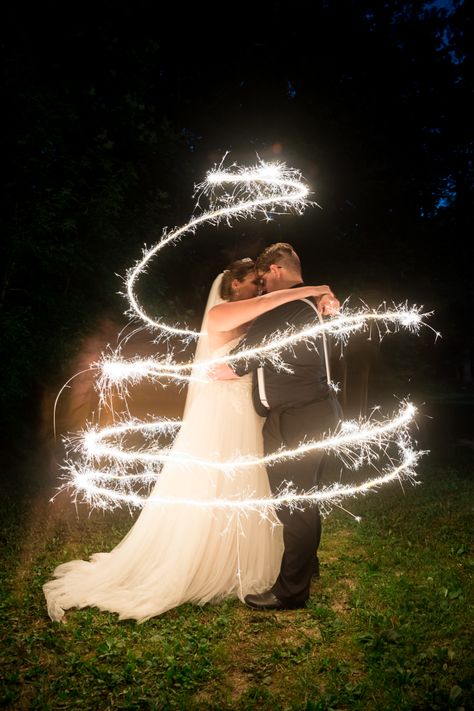 Magical Harry Potter-Themed Wedding in ... Harry Potter Wedding Dress, Harry Potter Wedding Theme, Theme Harry Potter, Harry Potter Wedding, Unique Wedding Photos, Romantic Wedding Photos, Rainbow Wedding, Wedding Sparklers, Wedding Photos Poses