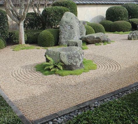 55 Beautiful Zen Garden Ideas on a Budget Japanese Stone Garden, Zen Garden Backyard, Modern Zen Garden, Zen Garden Sand, Indoor Zen Garden, Garden Ideas On A Budget, Xeriscape Front Yard, Small Zen Garden, Miniature Zen Garden