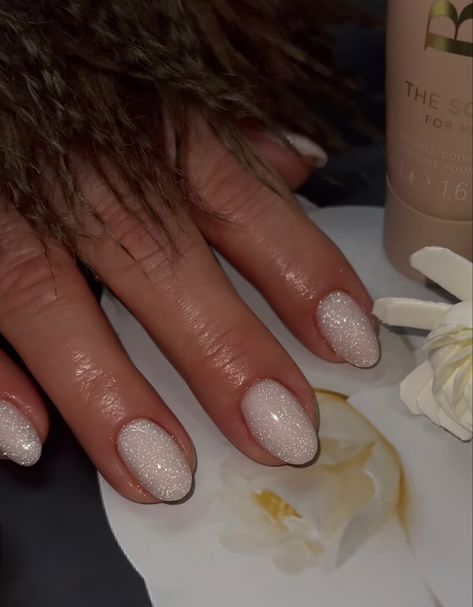 Minimal Sparkle Nails, Sparkly Cream Nails, White Glitter Nails Christmas, Gel Nails Christmas Simple, Classy Nails Sparkle, Xmas Glitter Nails, Nail Inspo Short Winter, Holiday Natural Nails, Formal Short Nails