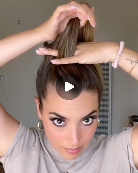 Easy Hair Updos For Beginners, Short Hair Buns, Stylish Bun, Messy Bun For Short Hair, Fold Clothes, Beautiful Hair Styles, Updo Hairstyles Tutorials, Hair Magic, Long Hairdos