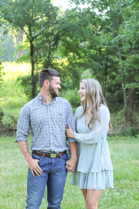 Standing Couples Poses, Couple Poses Standing, Spring Couple Photoshoot, Spring Couples Photoshoot, Cabin Photos, Poses Standing, Spring Shoot, Couples Outfits, Cute Pose