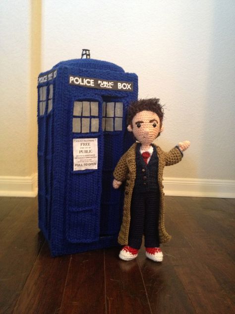 Crocheted versions of ALL of the Doctors AND the Tardis. CRAFTYisCOOL: Doctor Who Collection Completion! Tenth Doctor, Crochet Dolls, Crochet Tardis, Character Amigurumi, Doctor Who Crochet, Geek Crafts, Doctor Who Tardis, Dr Who, Crochet Patterns Amigurumi