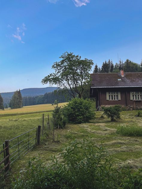 #cottage #cottagecore #cottagecoreaesthetic #meadow #soft #softaesthetic #lofiaesthetic #greens #sky #mountains #bluesky Nature, Aesthetic Country, Lo-fi Aesthetic, Forest Cabin, Cute Cottage, Cottage Core Aesthetic, Country Houses, Waiting Rooms, Waiting Room