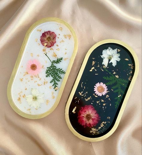 Dried flower resin oval trinket trays with gold leaf Resin Crockery, Aa Jewelry, Trinket Trays, Resin Furniture, Resin Ideas, Black Pigment, Concrete Crafts, Resin Projects, Diy Upcycle