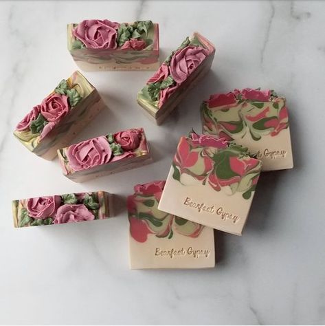 38 Craft Ideas for Adults: Unleash Your Creativity Soaps Packaging, Handmade Soap Packaging, Soap Design Ideas, Diy Soap Bars, Kerajinan Diy, Diy Soap Recipe, Săpunuri Handmade, Handmade Soap Recipes, Pretty Soap