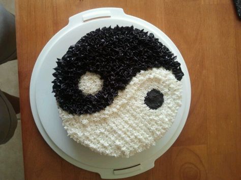 Ying yang cake Yin Yang Cake Ideas, Ying Yang Cake, Yin Yang Cake, Pinterest Cakes, Tony Country, Jin Yang, Cupcake Decorating Tips, Pinterest Cake, Ceramic Artwork