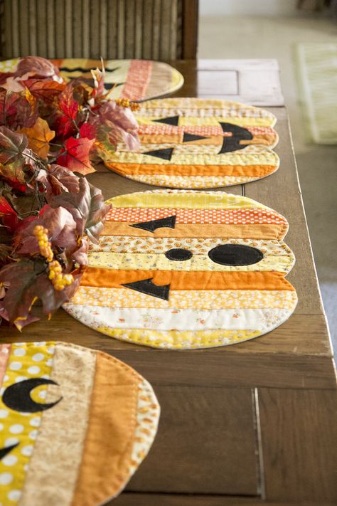 Halloween Jack-o-Lantern Pumpkin Placemats — Lauren Nash Pumpkin Placemats, Halloween Quilt Patterns, Halloween Sewing Projects, Halloween Sewing, Fabric Christmas Ornaments Diy, Fall Sewing, Sewing Machine Projects, Adornos Halloween, Christmas Ornaments Diy