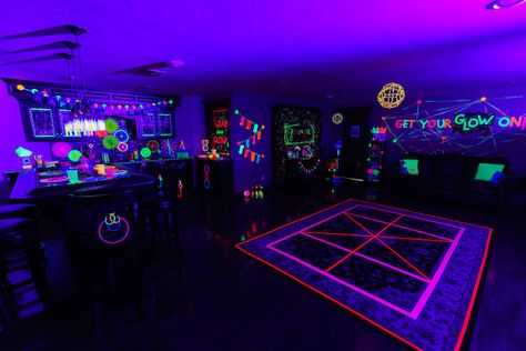 Glow Birthday Party Ideas, Birthday Party Glow, Sweet 16 Sleepover, Neon Party Themes, Dance Birthday Party, Glow Dance, Glow Theme Party, Teenage Parties, Glow In Dark Party