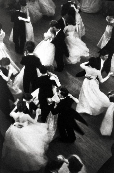 Henri Cartier Bresson, Dancing Pictures, 1950s Aesthetic, Walpapper Vintage, 50s Aesthetic, Black And White Photo Wall, Black And White Picture Wall, Robert Doisneau, Ballroom Dancing