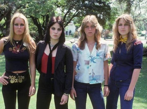 Rock And Roll Outfits Women, Joan Jett Outfits, Musician Clothes, Earth Tone Fashion, Rock N Roll Outfits, Sandy West, The Distillers, Cherie Currie, The Runaways