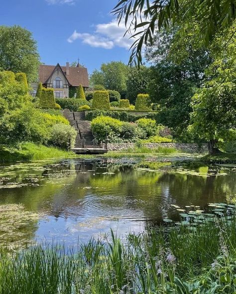 Cottagecore House Aesthetic Exterior, Countryside Aesthetic House Interior, Big Cottage House Aesthetic, Large Cottagecore House, House In Nature Aesthetic, Old Money Italy Aesthetic, Cottage Core Mansion, Cottagecore Mansion, Nature Asthetics