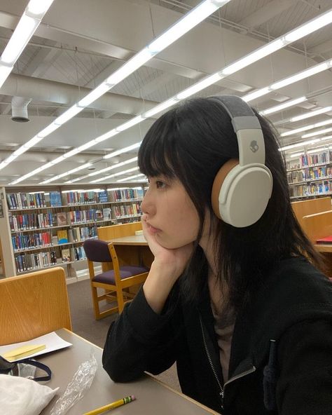 Headphone Outfit, Skullcandy Headphones, Cute Headphones, Girl With Headphones, Study Pictures, Dream Hair, Attractive People, Girl Icons, Aesthetic Photo