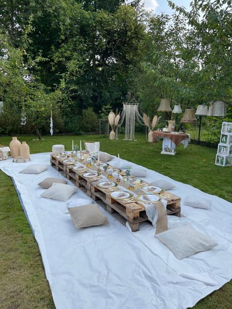 Picnic Party Decorations, Backyard Dinner Party, All Season Room, Backyard Birthday Parties, Picnic Birthday Party, Back Porch Ideas Covered Farmhouse, Picnic Decorations, Backyard Picnic, Outdoor Bbq Kitchen