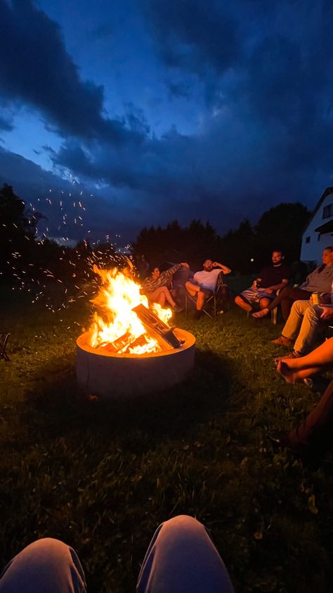 Glamping Aesthetic Night, Backyard Campfire Aesthetic, Late Night Camping Aesthetic, Smores Night Bonfires, Backyard Night Aesthetic, Bonfire Date Aesthetic, Backyard Aesthetic Night, Backyard At Night Aesthetic, Summer 16 Aesthetic