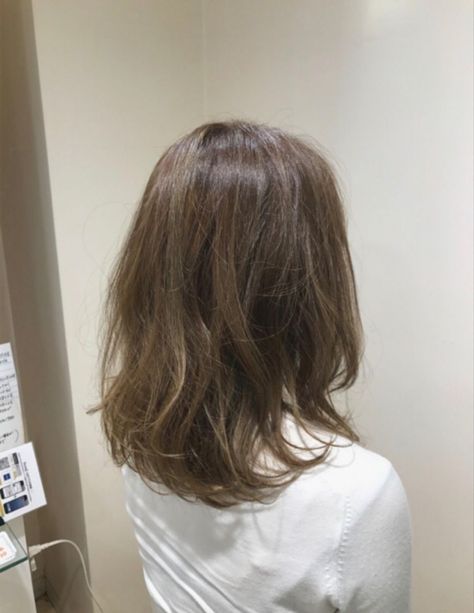 hairstyles haircolor hair aesthetic Short Lightly Layered Hair, Brunette Aesthetic Hair, Light Layers Mid Length Hair, Light Brown Short Layered Hair, No Layers Short Hair, Straight Layered Medium Hair, Short To Mid Length Hair With Layers, Midi Haircut Layers, Mid Haircut With Layers