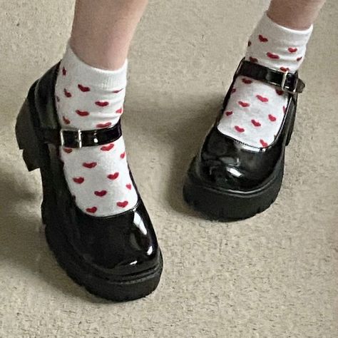 Aesthetic Amazon, Shoes Aesthetic, Dr Shoes, Kleidung Diy, Shoe Inspo, Rory Gilmore, Aesthetic Shoes, Swag Shoes, Red Hearts