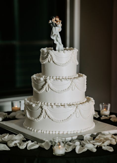 Traditional Wedding Cakes Vintage, Traditional Wedding Cake Piping, Timeless Wedding Cake Topper, Cake Ideas Wedding Simple, Wedding Cake 60 People, Wedding Cakes Classic Elegant, Pinterest Wedding Cake, Classic Wedding Cakes Vintage, Simple Cute Wedding Cakes