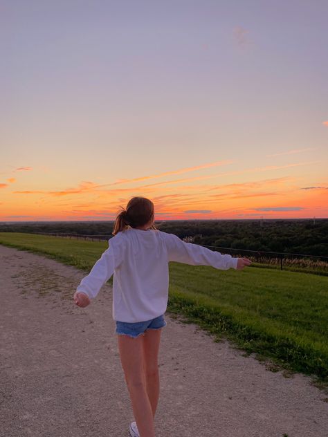 Sunset Instagram Pictures, Midwest Sunset, Sunset Instagram Stories, Sunset Poses, Sunset Photoshoot Ideas, Cute Summer Pictures, Peaceful Summer, Summer Instagram Pictures, Sunset Walk