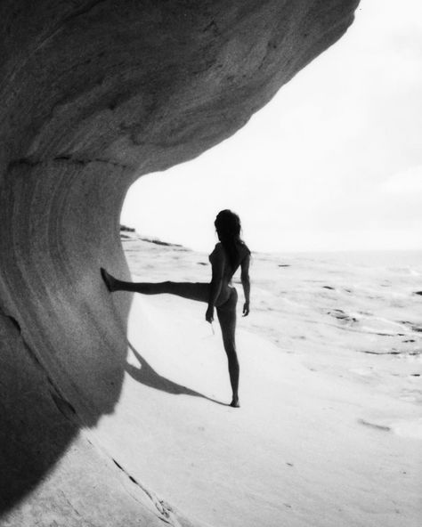 Glamour Photography By Jean Pierrot – Design You Trust Beach Photography Poses, Beach Shoot, Glamour Photography, Beach Photoshoot, Photo Essay, Creative Portraits, Black And White Pictures, Film Aesthetic, Photography Inspo