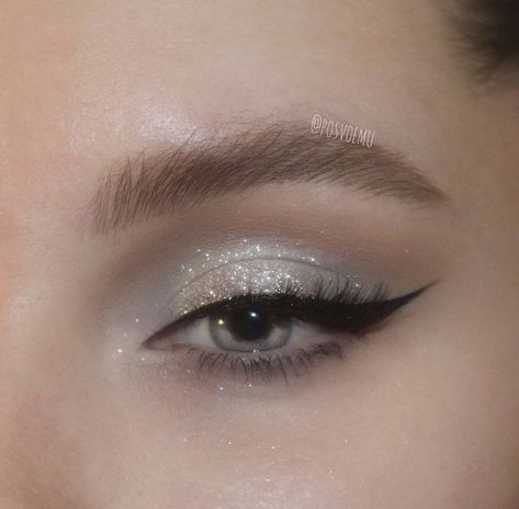 Glitter Eyeshadow With Eyeliner, Simple Makeup Look For Prom, Eye Makeup Ideas Glitter, Prom Makeup White Eyeliner, Silver Bridesmaid Makeup, Natural Silver Eye Makeup, Glitter Eyeliner Makeup Looks, Smoky Prom Eye Makeup, Makeup Ideas Silver Glitter