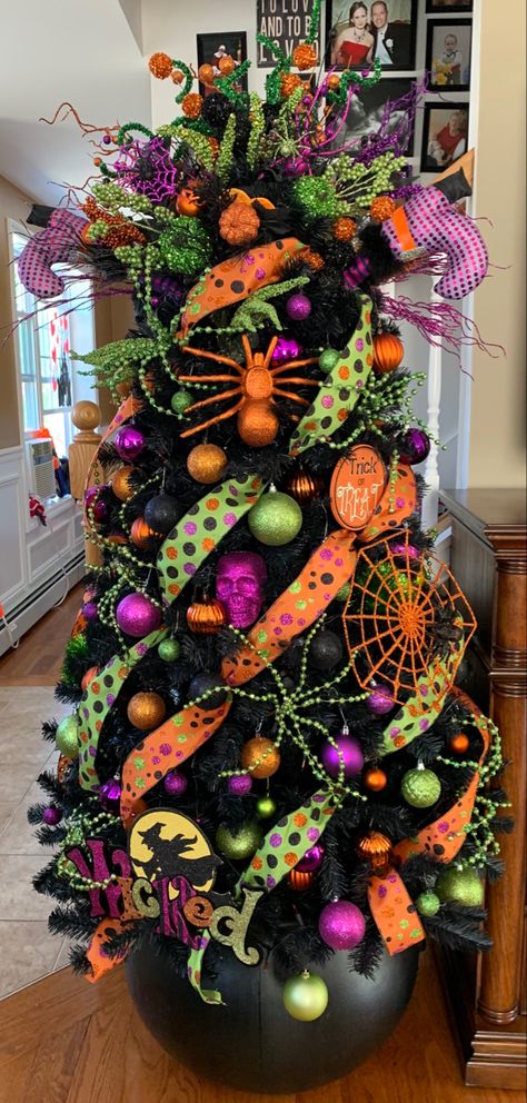 Witch Tree Halloween, Witch Themed Christmas Tree, Mini Halloween Trees Ideas, Halloween Yarn Garland Diy, Diy Halloween Christmas Tree, Halloween Console Table Decor Ideas, Halloween Tree Ideas Indoor, Homemade Halloween Tree Ornaments, Halloween Themed Christmas Tree