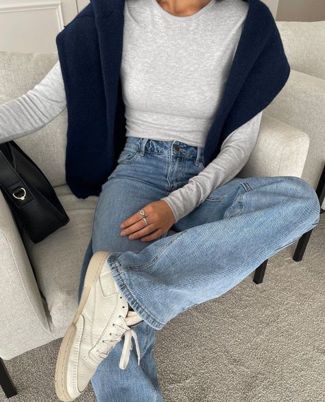 outfit ideas | navy blue | simple outfits | coastal grandaughter | cape cod | sweater outfits Minimal Dinner Outfit, Classy City Outfits, Timeless Minimalist Fashion, Sweater Over Shoulders Outfit, Sc Outfits, Feminine Fall Outfits, Skandinavian Fashion, Portugal Trip, Alledaagse Outfits