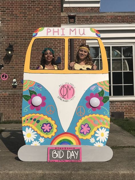 70s Theme Trunk Or Treat Ideas, 70s Theme Float, Trunk Or Treat 70s Theme, 60s Door Decorations For School, 70s Theme Backdrop, Hippie Party Centerpieces, Hippy Decorations, Groovy Bid Day Theme, 70s School Theme