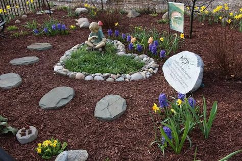 In Memory Garden Ideas, Fairy Garden Memorial, Dog Memorial Planter, Dog Backyard Memorial, Garden Pet Memorial Ideas, Memorial Flower Bed Ideas, Dogs Grave Ideas, Outdoor Memorial Garden, Home Memorial Garden Ideas