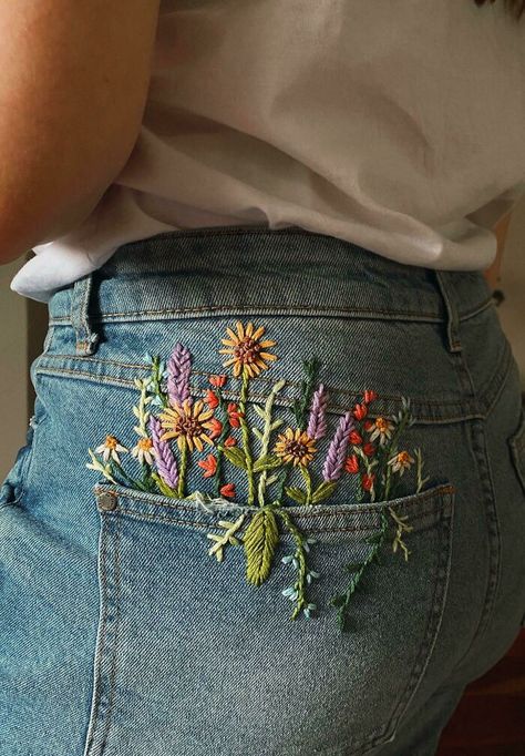 Retro Style Inspiration, Casual Layered Outfits Spring, Crochet Gift For Friends, Vintage Upcycle Clothes, Womens Vintage Fashion, Embroidery On Overalls, Stamping Clothes, Embordery Clothes, Embroidery On Sweatshirts